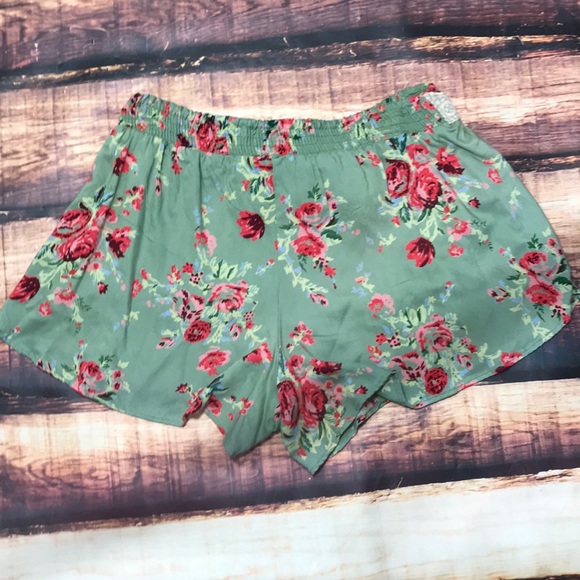 << Floral Flowy Relaxed Shorts >> - Picture 4 of 5
